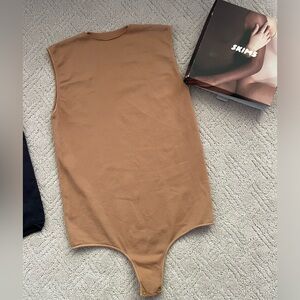 Skims NWOT Tan Essential Crew Neck Sleeveless Bodysuit Size S/M.